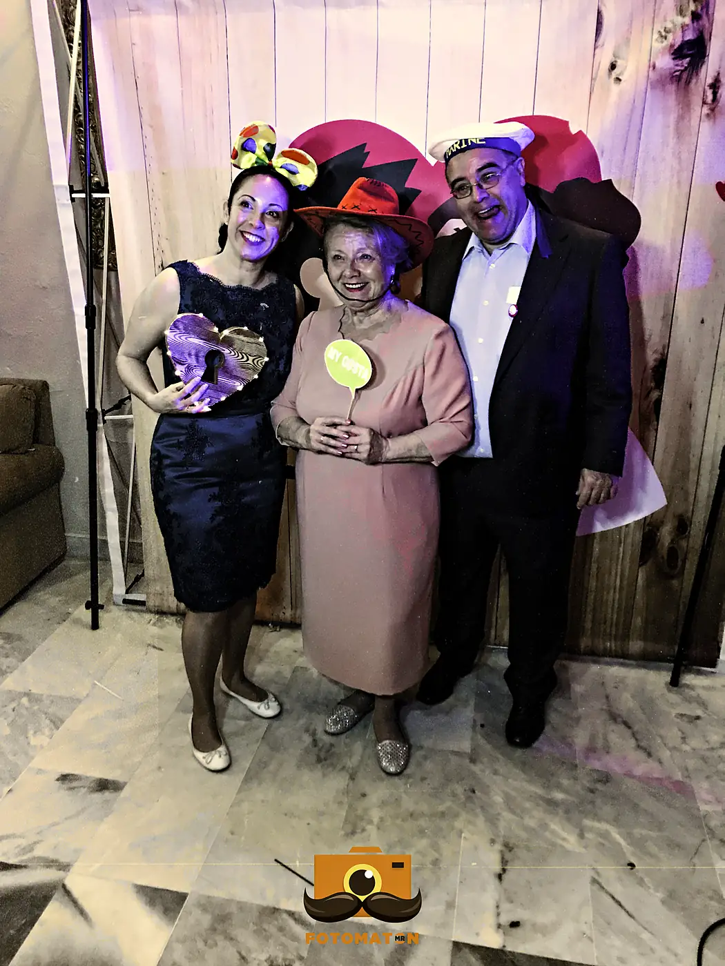 Familia Elegante Posando con Accesorios en el Photocall Familia elegante posando con accesorios en el photocall.